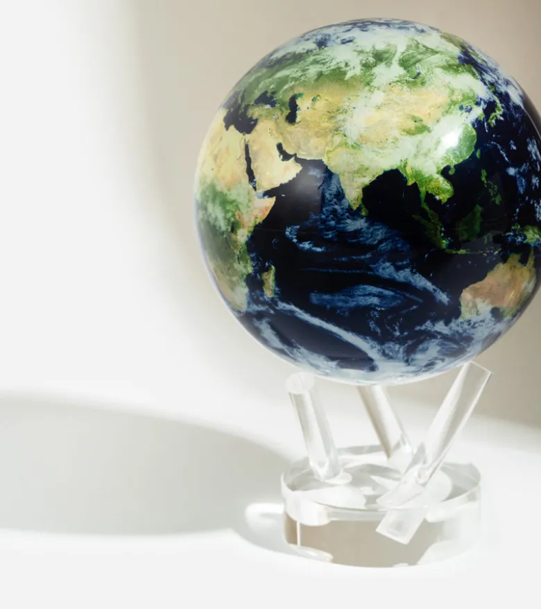 Globe Terrestre avec Nuages - Mova